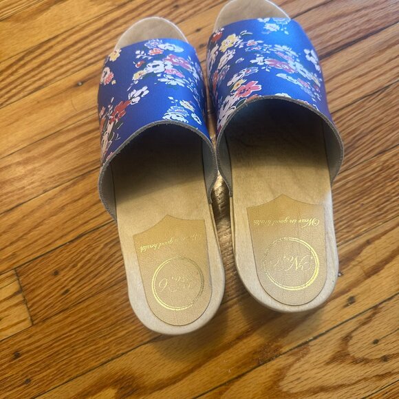 No. 6 store blue floral clog - Picture 3 of 3